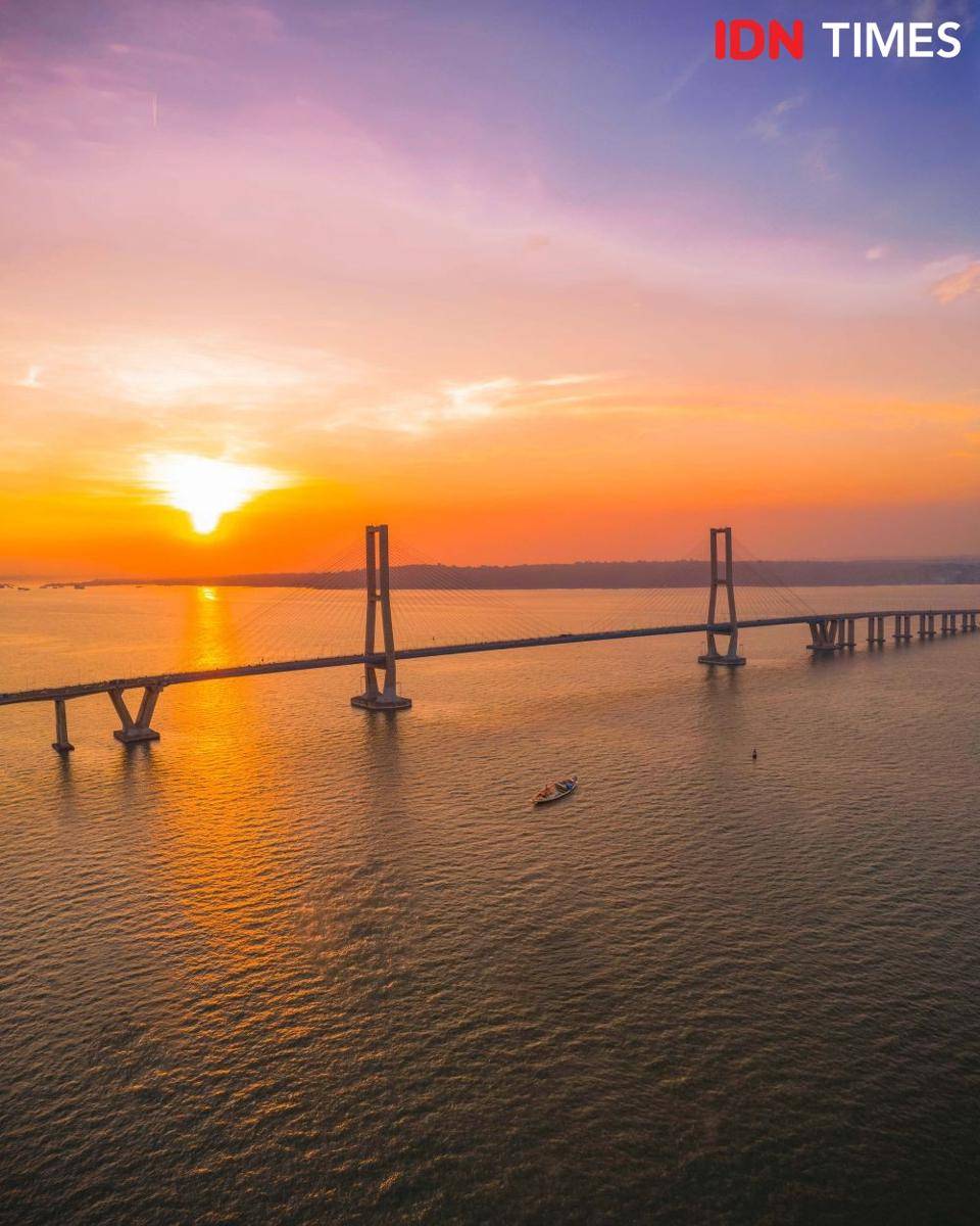 Suasana jembatan Suramadu saat senja. (IDN Times/Reza Iqbal)