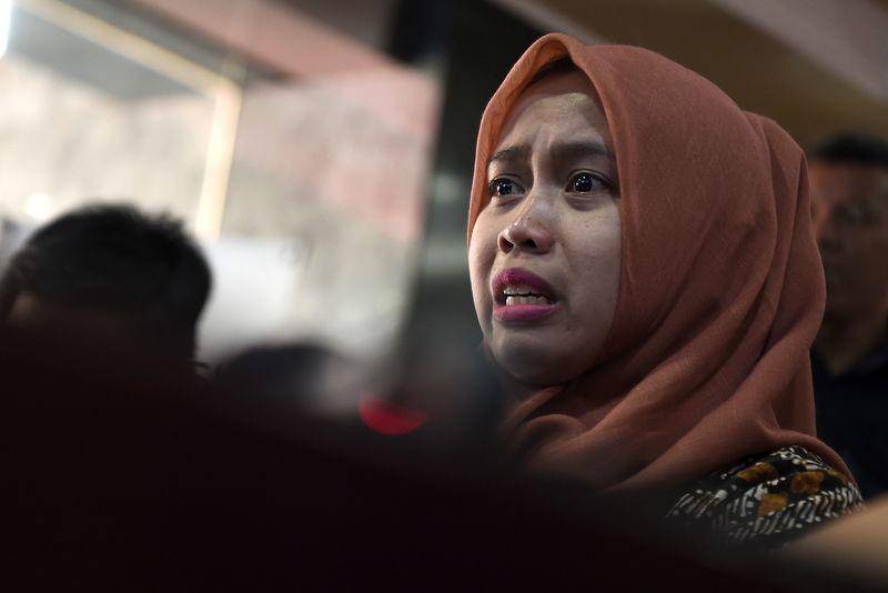(drg. Romi Syofpa Ismael menangis ketika memberikan keterangan pers sebelum menemui Mendagri Tjahjo Kumolo) ANTARA FOTO/Aditya Pradana Putra