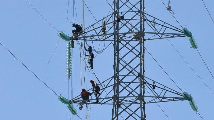 (Ilustrasi saluran udara tegangan extra tinggi) ANTARA FOTO/Mohammad Hamzah