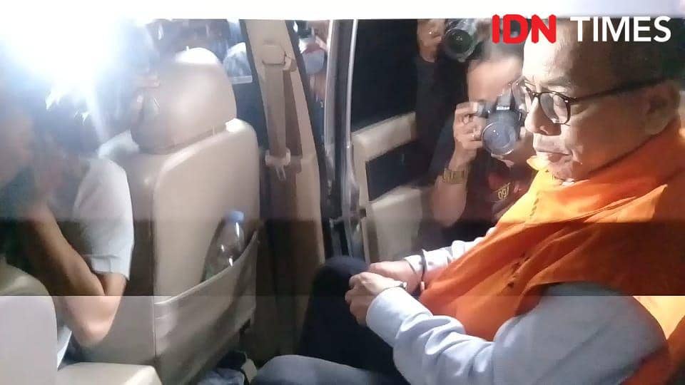 (Eks Dirut PT Garuda Indonesia Emirsyah Satar resmi mengenakan rompi oranye) IDN Times/Santi Dewi