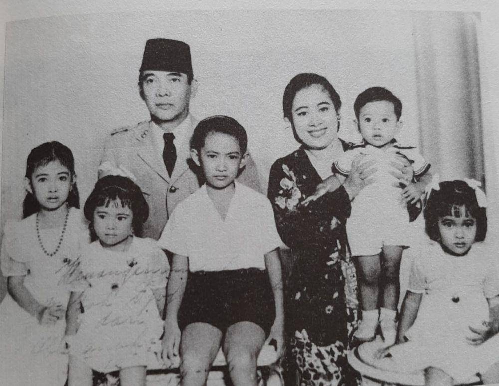 Fatmawati bersama Presiden Sukarno dan anak-anak mereka (Sumber: Bung Karno Penyambung Lidah Rakyat Indonesia)