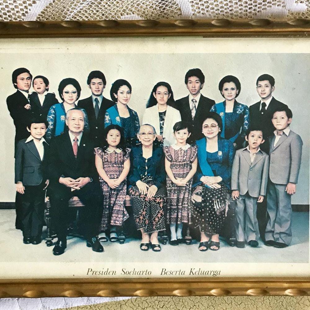 (instagram.com/cendana.archives)