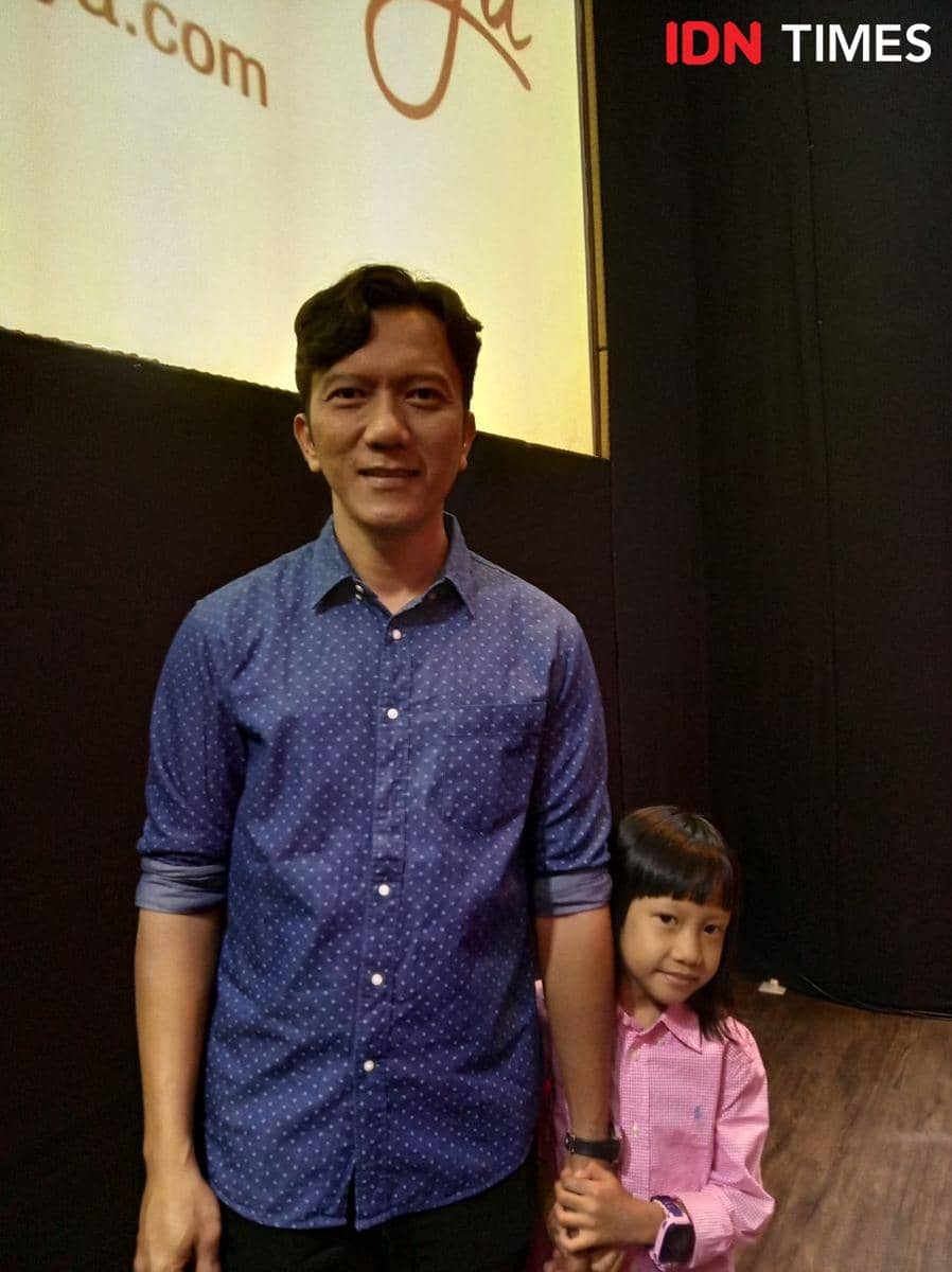 Teuku Rifnu dan putrinya (IDN Times/Febriyanti Revitasari)