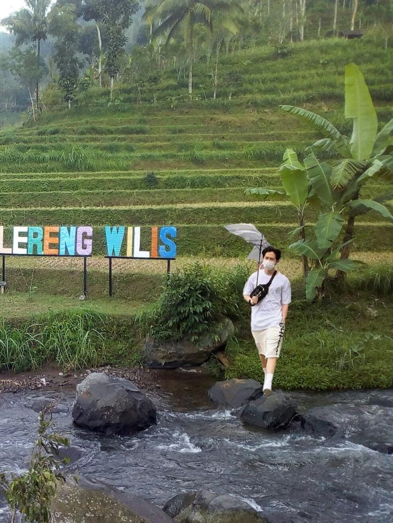 twitter.com/aprilaheni_