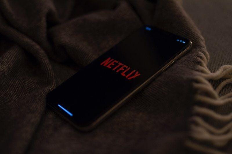 Bagi banyak millennial di perkotaan, Netflix adalah sumber hiburan dan informasi. unsplash.com/Caspar Camille