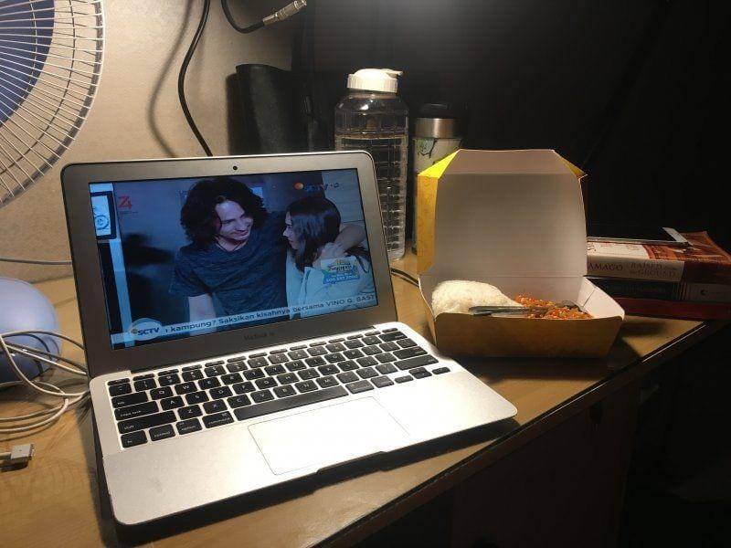 Menikmati makan malam sambil menyaksikan sinetron Anak Langit. IDN Times/Rosa Folia