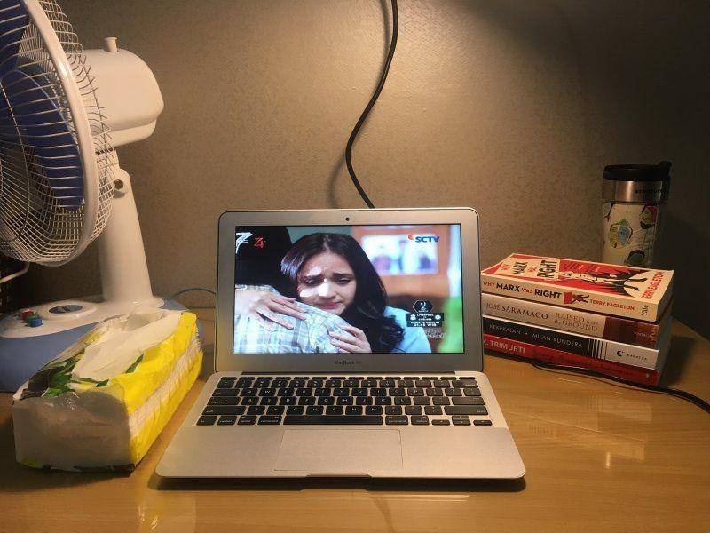 Saya menonton sinetron lewat laptop karena tidak punya TV. IDN Times/Rosa Folia