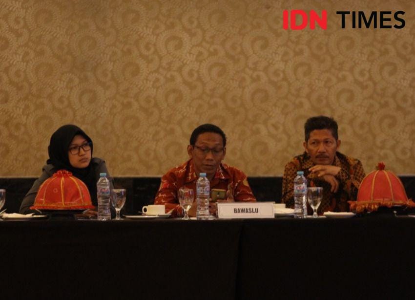 Komisioner Bawaslu Sulsel Saiful Jihad (kanan). IDN Times/Aan Pranata