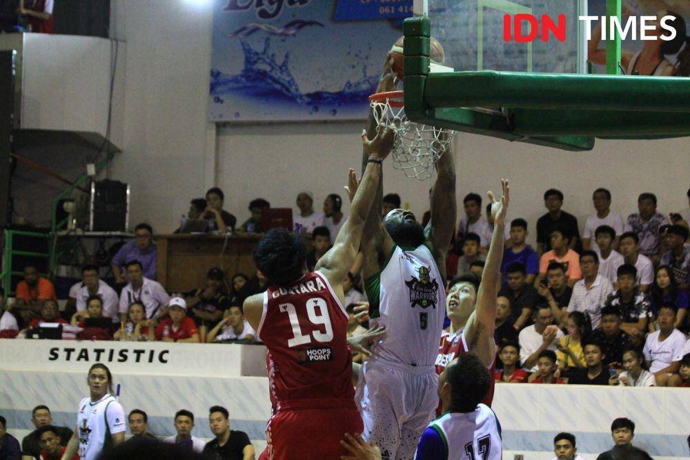 Pemain Timnas Indonesia  berusaha mem-block dunk lawan. IDN Times/Doni Hermawan