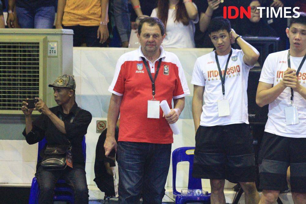 Pelatih Timnas Basket Indonesia, Rajko Toroman saat memberikan isntruksi di lapangan. IDN Times/Doni Hermawan
