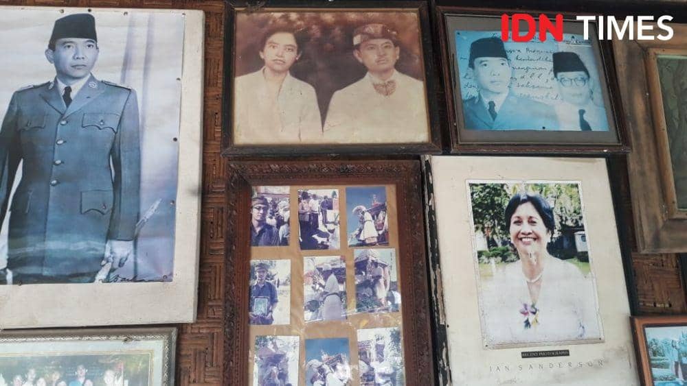 Foto-foto Sugianitri yang terpajang di rumahnya. (IDN Times/Imam Rosidin)
