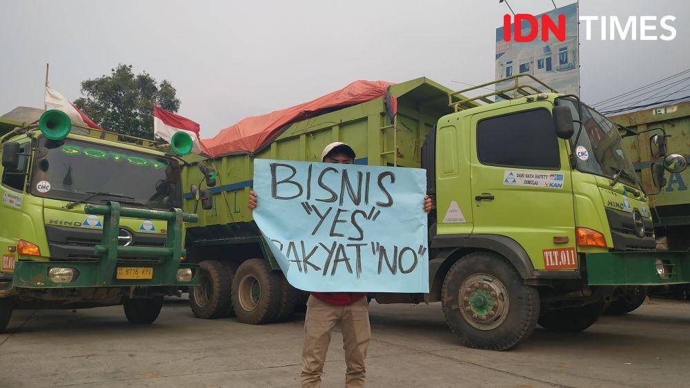 Seorang memegang poster bernada kritikan terhadap kasus terlindasnya mahasiswa oleh truk yang tak diusut oleh pihak berwajib. IDN Times/Muhamad Iqbal