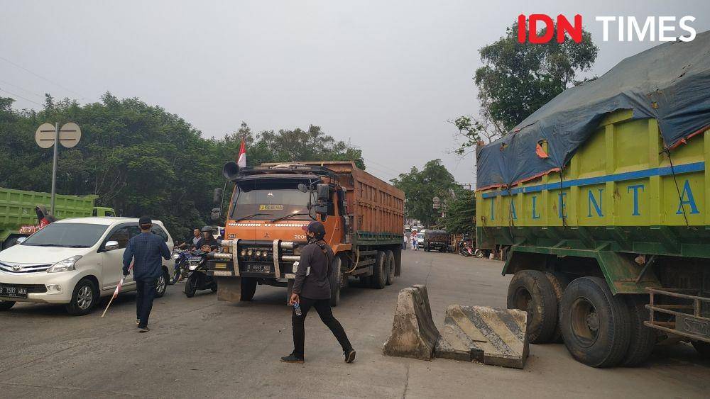 Sejumlah truk-truk besar milik perusahaan yang beroperasi di arus jalan sekitar Tangsel. IDN Times/Muhamad Iqbal