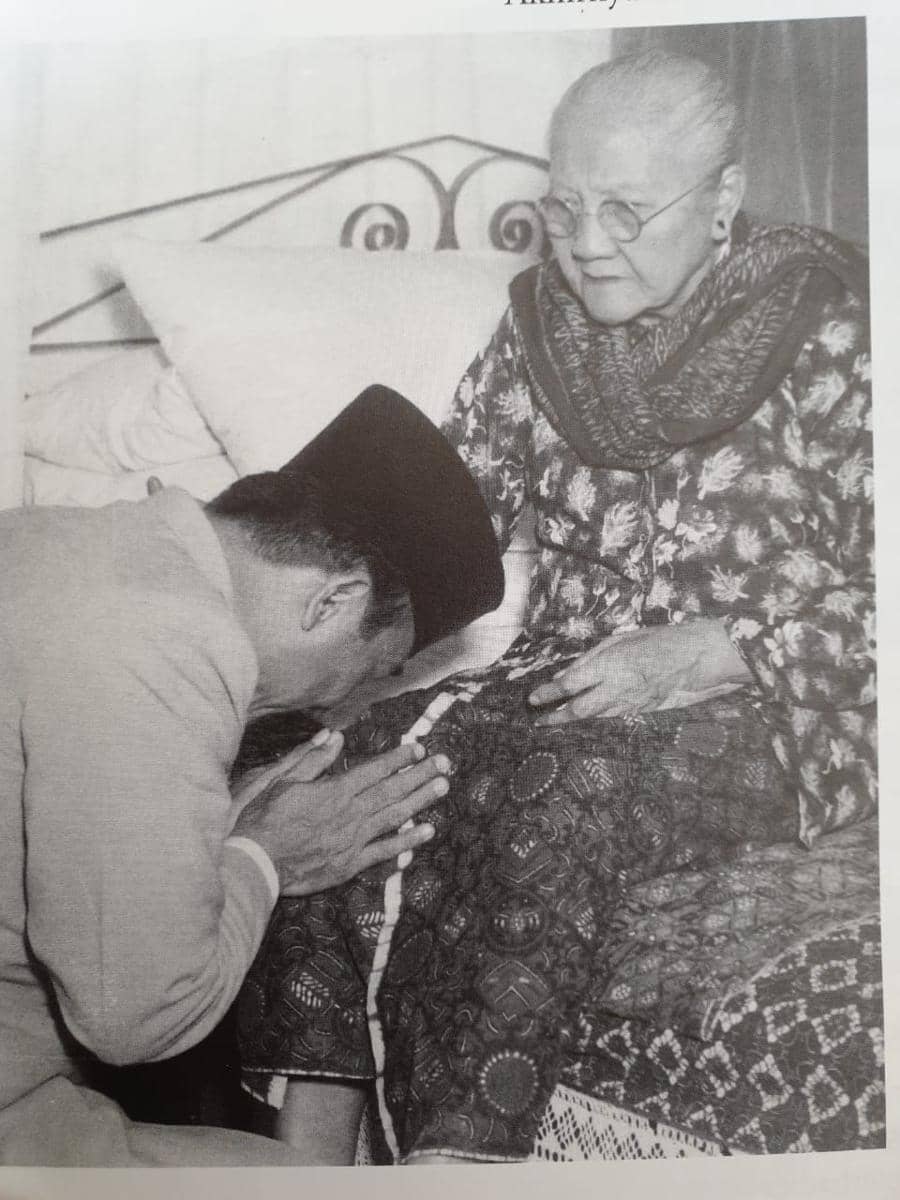 Potret Soekarno ketika minta restu dari sang ibu. Diambil dari buku Ibu Indonesia dalam Kenangan (IDN Times/Vanny El Rahman)