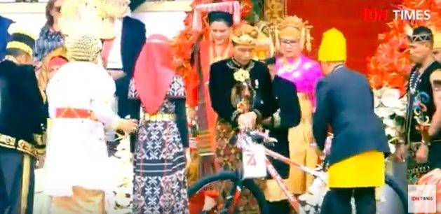 (Presiden Jokowi membagikan sepeda kepada pemenang pakaian adat terbaik) Screen shot Youtube
