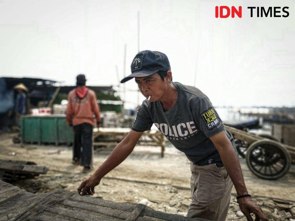 IDN Times/Teddy, pekerja pengasin ikan (Axel JonHarianja)