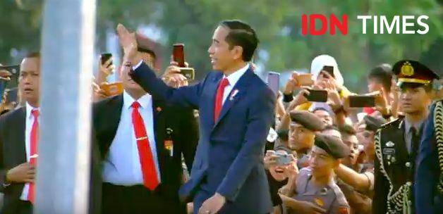 (Presiden Jokowi menyapa rakyat sebelum upacara penurunan bendera) Screen shot Youtube