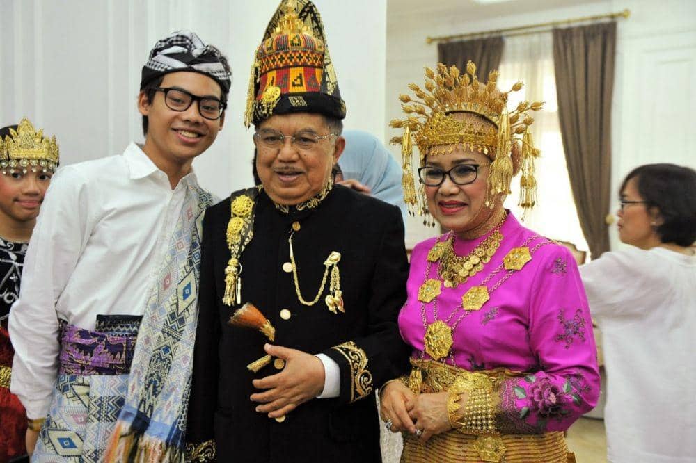 (Wapres Jusuf Kalla bersama istri dan cucu) Istimewa