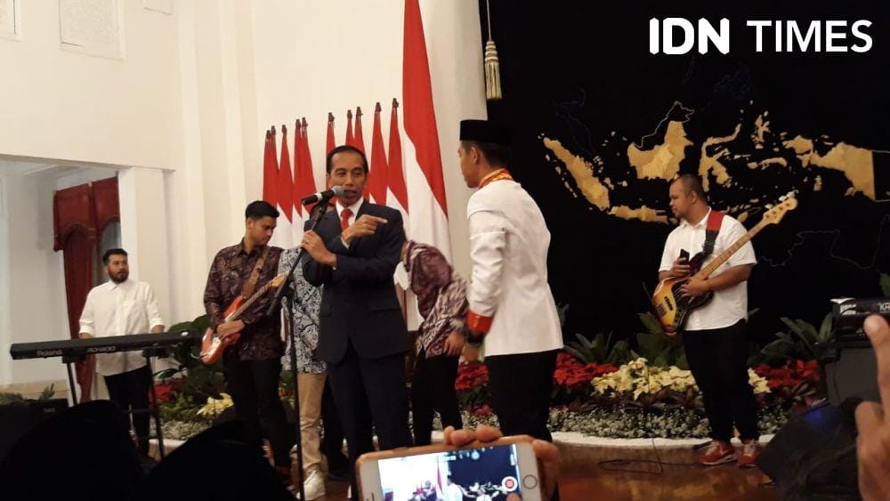 (Presiden Jokowi berikan sepatu kepada anggota paduan suara) IDN Times/Teatrika Putri