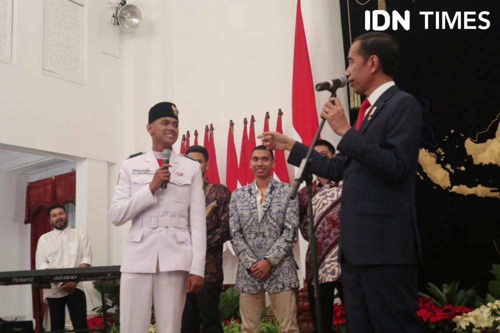 (Presiden Jokowi bagikan sepeda ke anggota paskibraka) IDN Times/Teatrika Putri