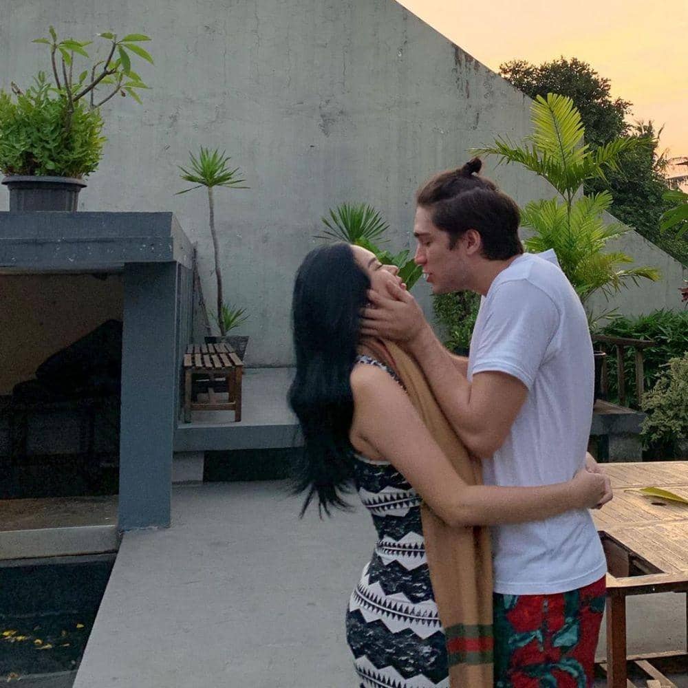 instagram.com/aurakasih