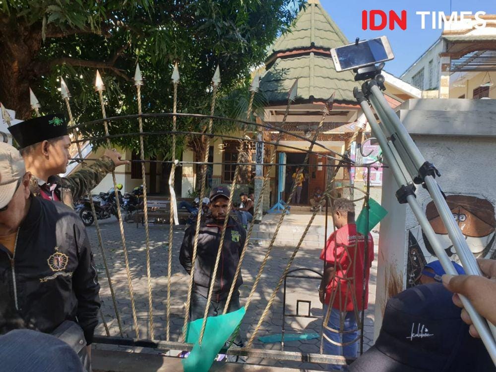 Penjagaan di depan Asrama Mahasiswa Papua di Surabaya - IDN Times/Vanny El Rahman