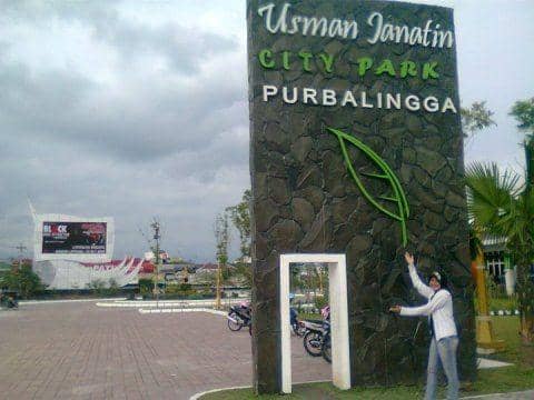 (Taman Kota Usman Janatin di Purbalingga, Jawa Tengah) purbalinggakab.go.id