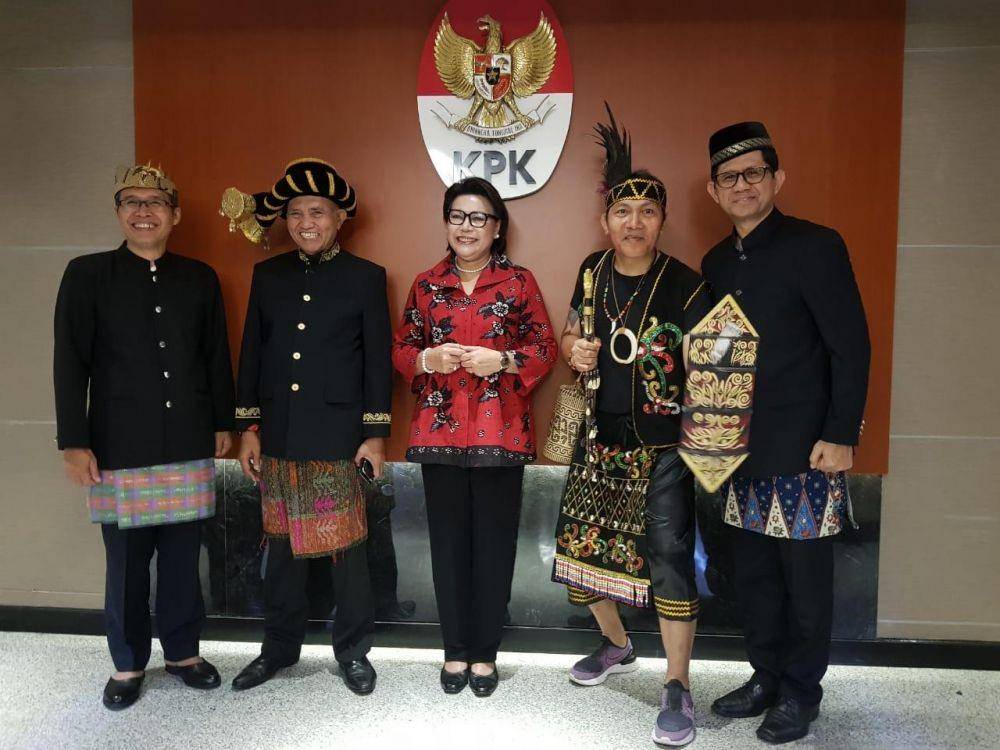 (Lima pimipinan KPK mengenakan pakaian daerah saat peringatan HUT ke-74 RI)/Istimewa