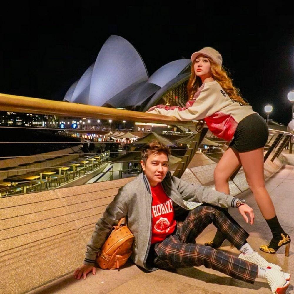 instagram.com/ashgreyz