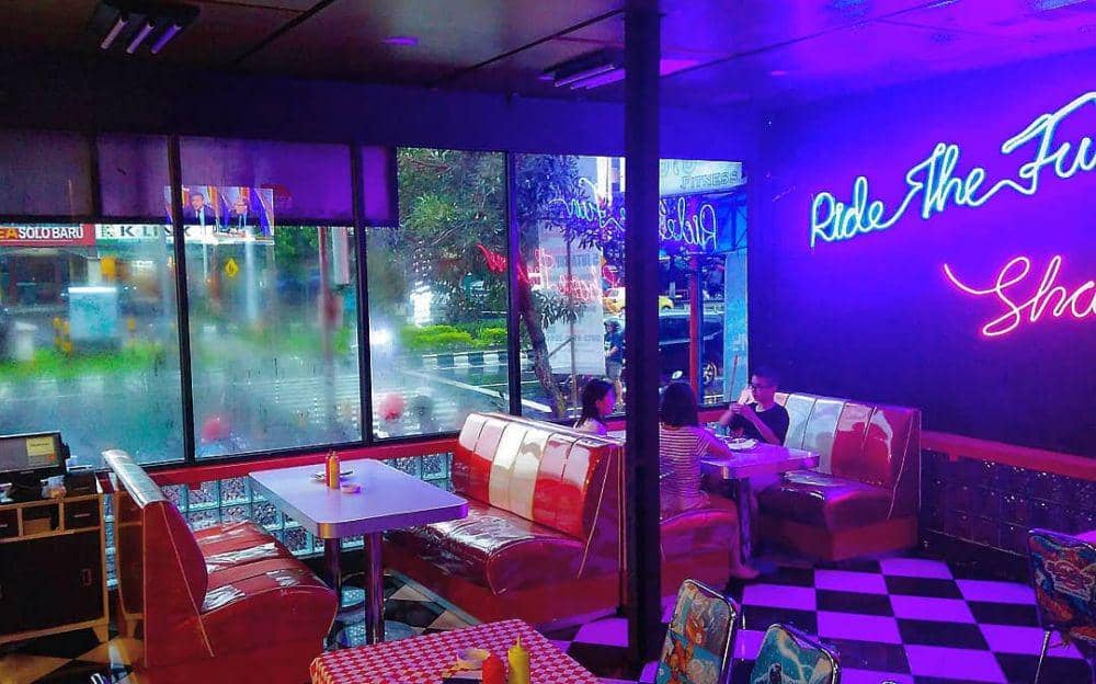 instagram.com/doubledeckerus/