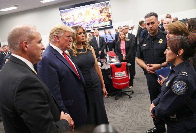 Melania Trump saat menemani suaminya, Donald Trump, mengunjungi Departemen Keamanan Dalam Negeri Amerika Serikat.ANTARA FOTO/REUTERS/Leah Millis