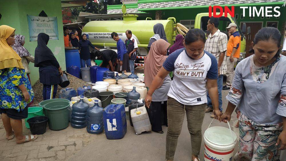 Ilustrasi pihak swasta membantu droping air bersih kepada warga terdampak kekeringan. IDN Times/Muhamad Iqbal