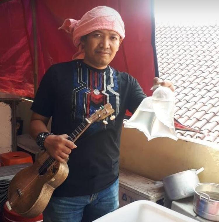 (Petugas Pol PP Tangerang menyamar jadi pengamen) Dok. Istimewa