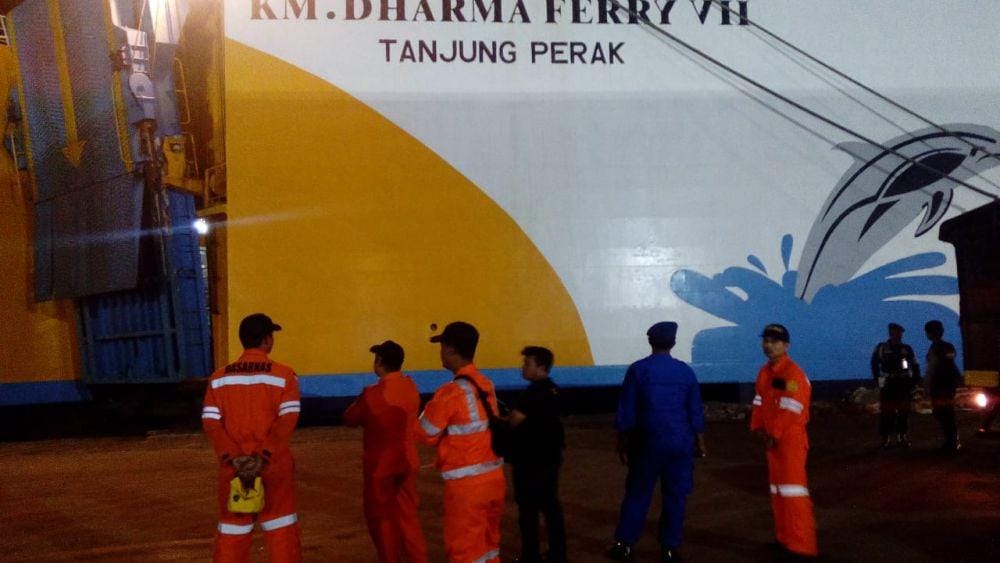 (KM Dharma Ferry 7 yang ikut mengevakuasi KM Santika Nusantara) Dokumentasi Basarnas