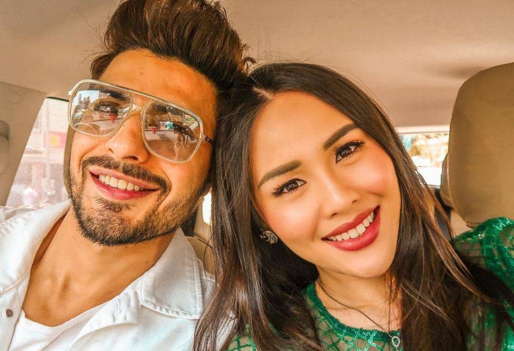 Dinikahi Aktor India, Ini 10 Potret Kemesraan Nita Sofiani & Suami