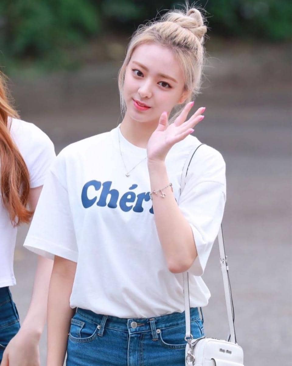 Instagram/yuna.itzy