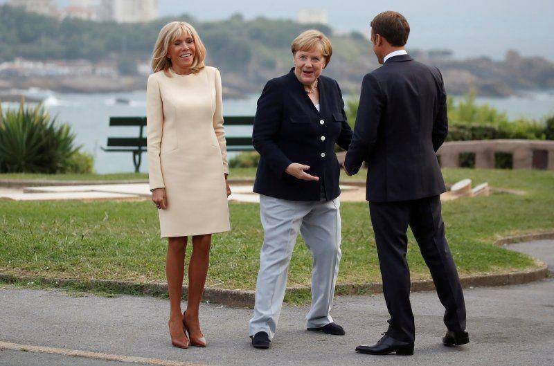 Presiden Prancis Emmanuel Macron dan istrinya Brigitte Macron menyambut Kanselir Jerman Angela Merkel. ANTARA FOTO/REUTERS/Christian Hartmann
