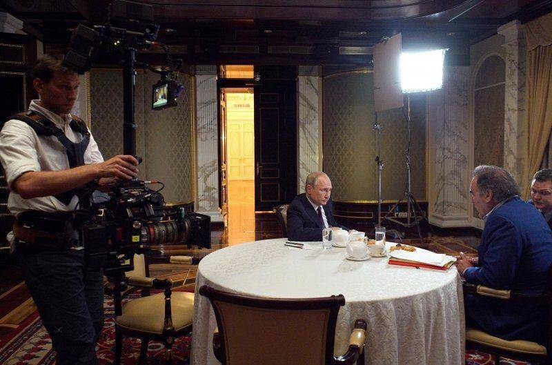 Presiden Rusia Vladimir Putin menghadiri sebuah wawancara. ANTARA FOTO/Sputnik/Alexei Druzhinin/Kremlin via REUTERS