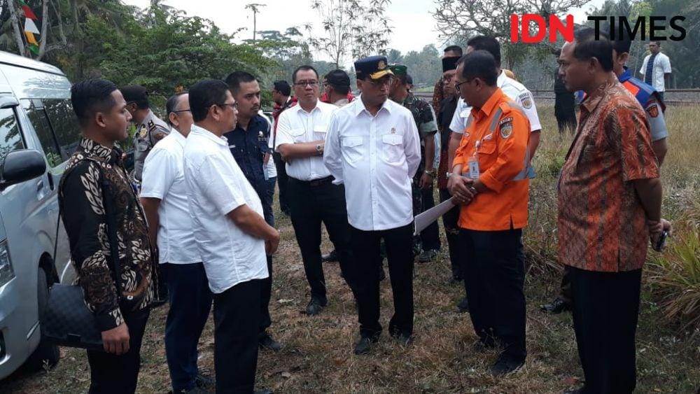 Menhub Budi Karya Sumadi tinjau lokasi yang akan dibangun rel kereta api Bandara YIA. IDN Times/Daruwaskita