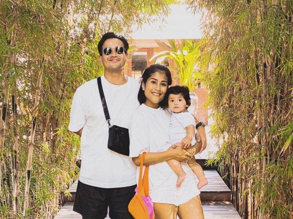 10 Momen Manis Liburan Tarra Budiman dan Istri ke Bali, Seru Abis!