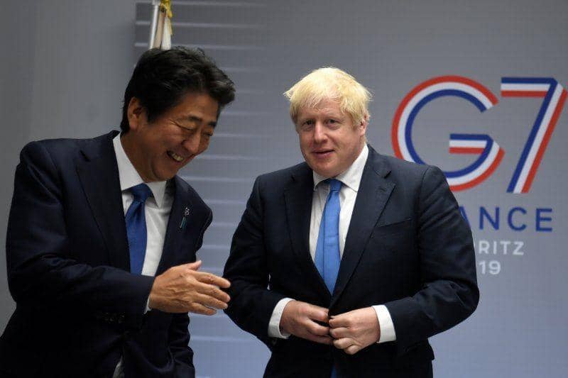 Perdana Menteri Inggris Boris Johnson berbincang dengan Perdana Menteri Jepang Shinzo Abe setelah pertemuan bilateral disela KTT G7 di Prancis pada 24-26 Agustus 2019. ANTARA FOTO/Neil Hall/Pool via REUTERS
