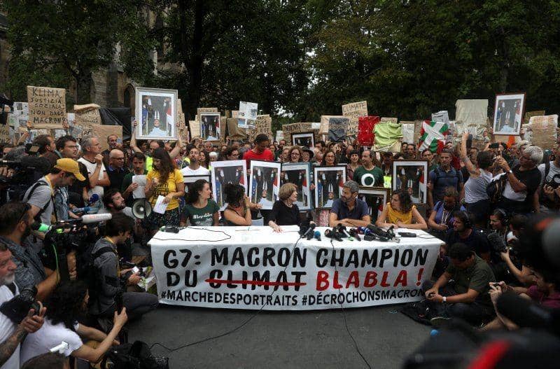Aktivis perubahan iklim memprotes kebijakan Emmanuel Macron saat KTT G7 di Prancis pada 24-26 Agustus 2019. ANTARA FOTO/REUTERS/Sergio Perez