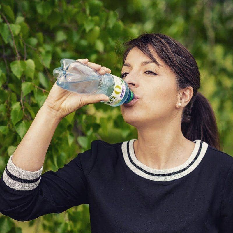 Seorang perempuan sedang minum air mineral produksi Nestle. instagram.com/Nestle