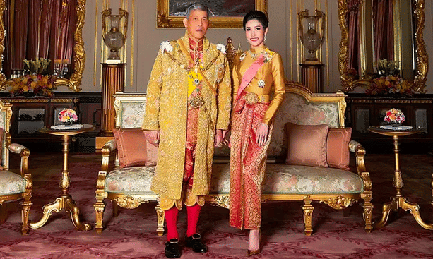 Sineenat Wongvajirapakdi menjadi selir Raja Thailand Vajiralongkorn. AFP via The Guardian