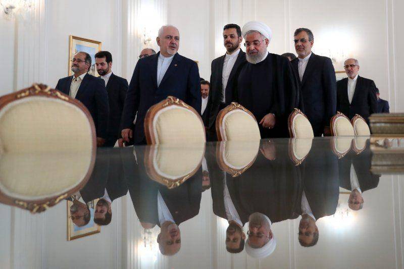 Presiden Iran Hassan Rouhani berjalan bersama Menteri Luar Negeri Iran Mohammad Javad Zarif saat pertemuan di Tehran. ANTARA FOTO/Official President Website/Handout via REUTERS