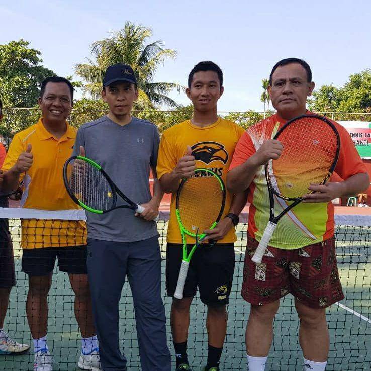 (Firli Bahuri <pojok kanan> bermain tenis dengan TGB <kedua dari kiri>) www.facebook,com/@faridmakruf