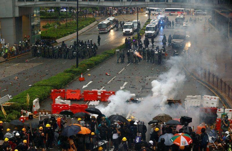 Polisi menembakkan gas air mata ke arah demonstran pro-demonstrasi di Hong Kong. ANTARA FOTO/REUTERS/Thomas Peter