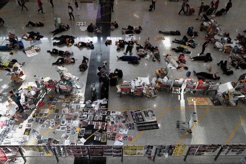 Demonstrasi pro-demokrasi di Bandara Internasional Hong Kong. ANTARA FOTO/REUTERS/Issei Kato