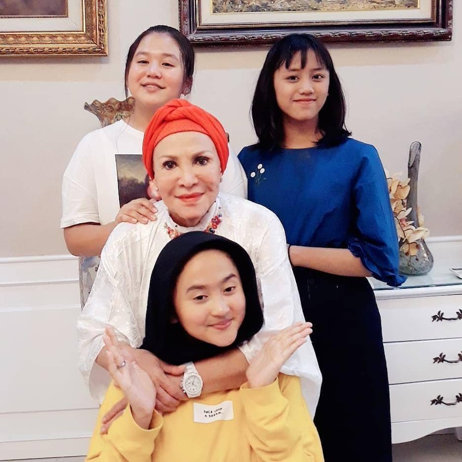 instagram.com/mpok.atiek