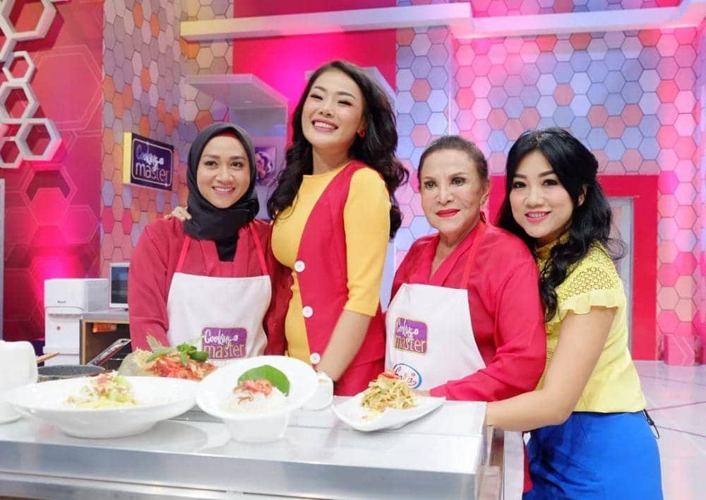 instagram.com/mpok.atiek